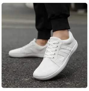 Vue portée de baskets blanches en mesh respirant avec finitions en cuir synthétique