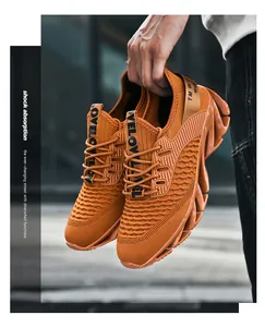 Détail de chaussures de course orange vif avec semelle à lame pour amortissement optimal