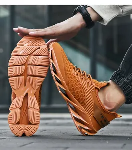 Gros plan détaillé de la chaussure de course orange avec maille respirante et semelle amortissante