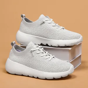 Baskets de running en maille respirante avec semelles épaisses grises et blanches