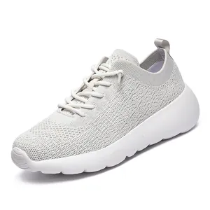 Baskets de course blanches en flyknit respirant avec lacets et semelle en mousse