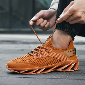 Chaussures de sport orange vif pour hommes avec tige en mesh et semelles à lames uniques