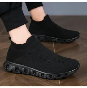 Dettaglio della maglia traspirante e della spessa suola nera a carrarmato sulle scarpe