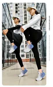 Outdoor-Aufnahme von atmungsaktiven Mesh-Laufschuhen mit dicker Dämpfungssohle