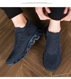 Dettaglio di sneaker a calzino in flyknit blu scuro con mesh traspirante e suola dentata