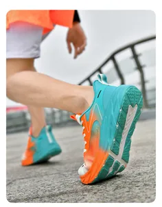 Detailansicht der gedämpften Laufsohle und des atmungsaktiven Mesh bei Laufschuhen