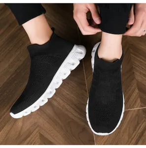 Dettaglio di sneaker a calzino nere in maglia con suola bianca ammortizzata e spessa