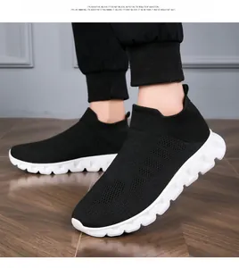 Dettaglio di sneakers alte in maglia nera con suola ammortizzata bianca a motivo ondulato
