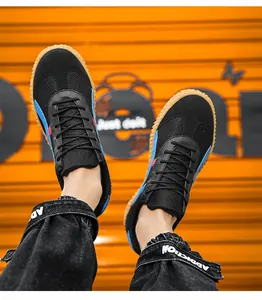 Dettagli di sneaker in mesh traspirante con strisce classiche e suola in gomma