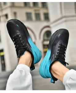 Froschperspektive der atmungsaktiven Laufschuhe mit blauem Farbverlauf in der Sohle