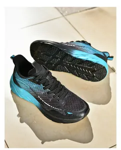 Details des atmungsaktiven Mesh-Obermaterials mit blauem Verlauf und Dämpfungssohle