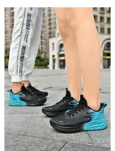 Seitenansicht der atmungsaktiven Laufschuhe mit blauem Farbverlauf und Dämpfungssohle