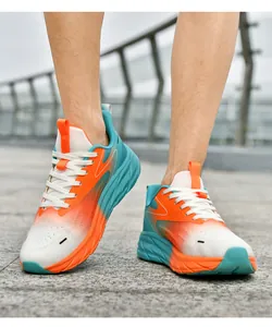 Nahaufnahme weißer Mesh-Laufschuhe mit blau-orangefarbenem Farbverlauf an den Seiten
