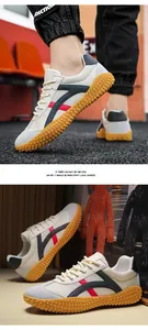 Dettaglio di sneaker casual con suola in gomma gialla e texture a bolle antiscivolo