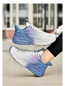 Detailansicht der atmungsaktiven Mesh-Laufschuhe mit blau-violettem Farbverlauf