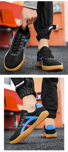 Dettaglio di sneakers in mesh multicolore con suole in gomma testurizzata per trazione