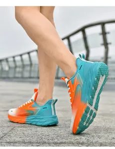 Detailansicht der Laufschuhe mit Farbverlauf, gedämpfter dicker Sohle und Mesh-Gewebe