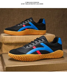 Dettaglio della suola in gomma antiscivolo con tacchetti e tomaia in mesh su scarpe sport
