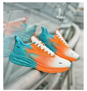 Detail trendiger atmungsaktiver Mesh-Laufschuhe mit blau-orangefarbenem Farbverlaufsdesign