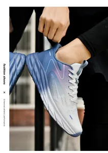 Nahaufnahme von atmungsaktiven Laufschuhen mit blau-violettem Verlauf an der Seite