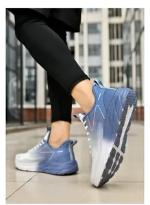 Froschperspektive der blau-weißen Laufschuhe mit dick gepolsterten Sohlen im Freien