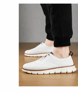 Detail weißer atmungsaktiver Strick-Loafer mit braunem Lederbesatz und rutschfester Sohle