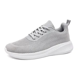 Baskets grises en mesh respirant avec semelle blanche coussinée et lacets