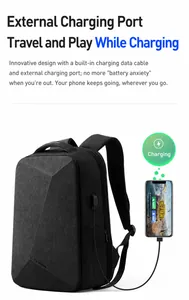 Detalle del puerto de carga USB externo y carcasa rígida geométrica en la mochila negra