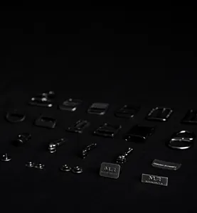 Detalle de los herrajes metálicos de 4,0 mm con acabado mate y grabado de marca