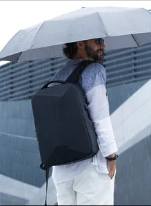 Mochila de negocios impermeable con diseño geométrico y puerto USB bajo la lluvia