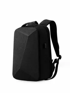 Vista de 45 grados de mochila negra para portátil con puerto de carga USB externo profesional