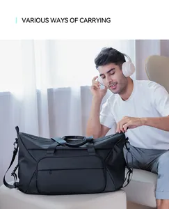 Détails du sac de voyage étanche avec poignée renforcée et attaches métalliques