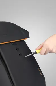 Dettaglio del tessuto Oxford antigraffio su zaino business nero con prova di graffio