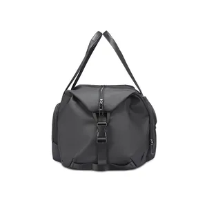 Sac de voyage noir imperméable avec séparation sec-humide, poignées et boucles latérales