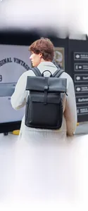 Sac à dos urbain noir avec fermeture à boucle magnétique porté par un mannequin