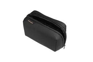 Vista superior del neceser negro impermeable con logo naranja y apertura amplia