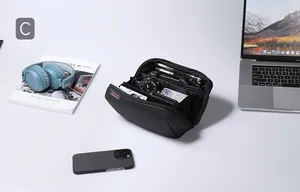 Vista macro de la bolsa de almacenamiento digital impermeable con bandas elásticas