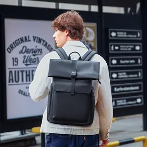 Sac à dos d'affaires roll-top noir mat avec boucle magnétique et finition imperméable