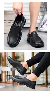 Detailansicht schwarzer Herren-Slipper mit dekorativer Perforation und robuster Gummisohle