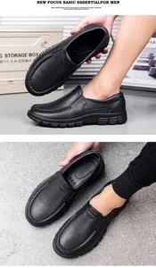 Detail der Herren Slipper aus schwarzem Leder mit atmungsaktiver Perforation an der Seite