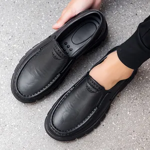 Rutschfeste Herren-Slipper aus schwarzem Leder mit dicker Sohle und Massage-Einlage