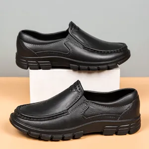 Schwarze Leder Slipper mit rutschfester dicker Gummisohle für den professionellen Einsatz