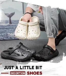 Nahaufnahme der EVA-Clogs mit Belüftungslöchern und verstellbarem Fersenriemen