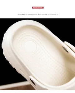 Detail der weißen EVA-Clogs-Innenseite mit rutschfester Massage-Textur und Mikrofaser
