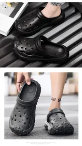 Details schwarzer EVA-Clogs mit Belüftungslöchern und rutschfester Innensohle