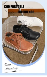 Dettaglio delle scarpe casual a piedi nudi in bianco, nero e marrone su una sedia