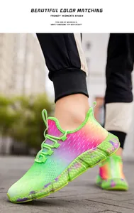 Détail de chaussures de sport en maille dégradée avec mesh respirant et semelle amortie