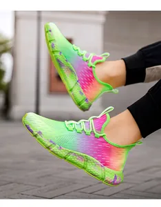 Détail dynamique des chaussures de course en tricot dégradé avec semelles fluo