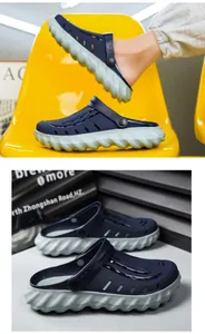 Λεπτομέρεια από σκούρα μπλε clogs πλατφόρμα με χοντρή αντιολισθητική ανοιχτή πράσινη σόλα