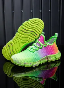 Détail des chaussures de course en maille dégradée avec semelles antidérapantes néon